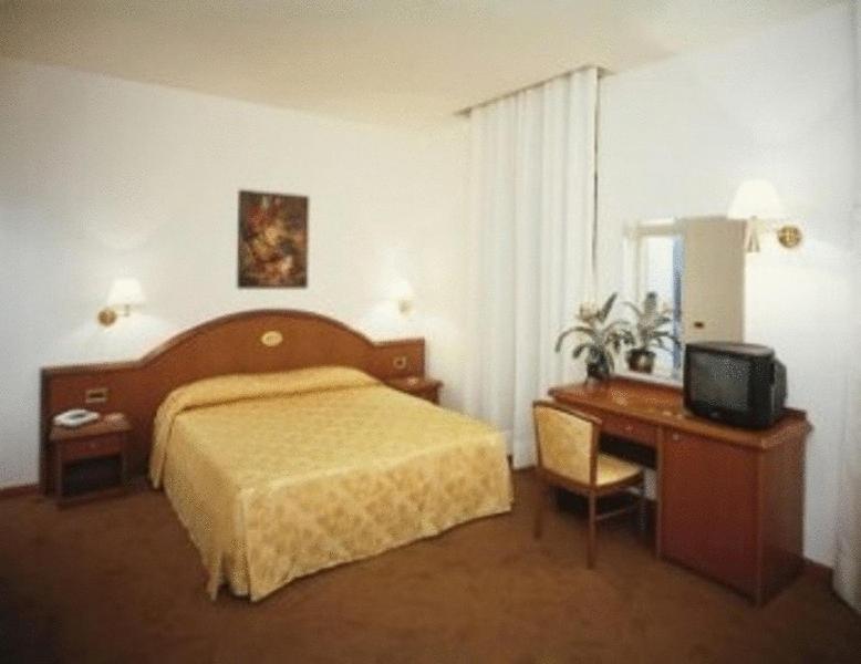 Hotel Europa Удіне Екстер'єр фото